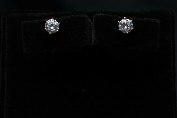 Round Brilliant Solitaire Studs